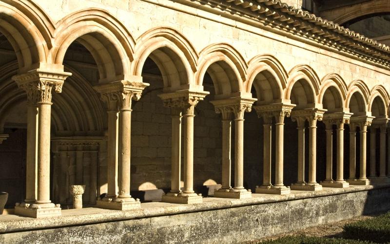 Arcada de columnas geminadas del claustro de San Andrés de Arroyo