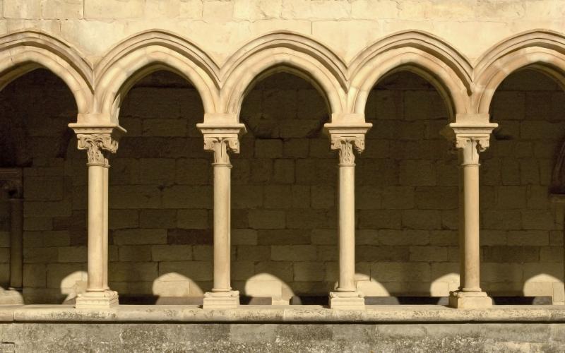 Vista frontal de una de las arcadas del claustro de San Andrés de Arroyo