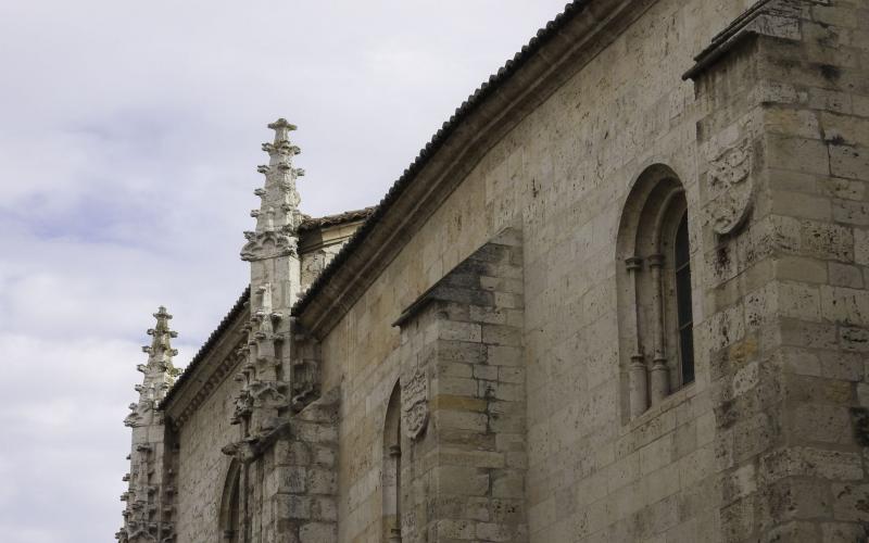 Detalle de los muros rematados en pináculos de la Iglesia de San Lázaro