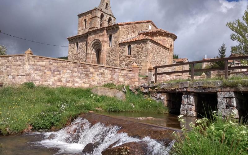 Iglesia de San Martín Obispo y río Camesa