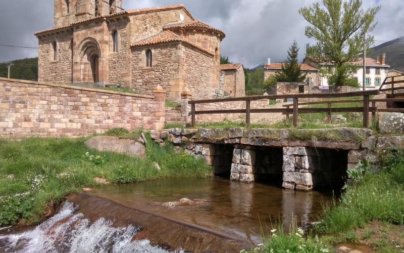 Iglesia de San Martín Obispo y río Camesa