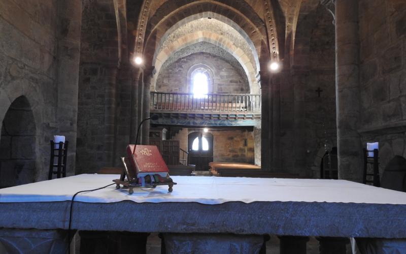 Interior iglesia de San Salvador de Cantamuda