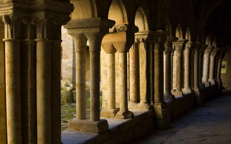 Columnas pertenecientes al claustro de Santa María la Real con capiteles vegetales