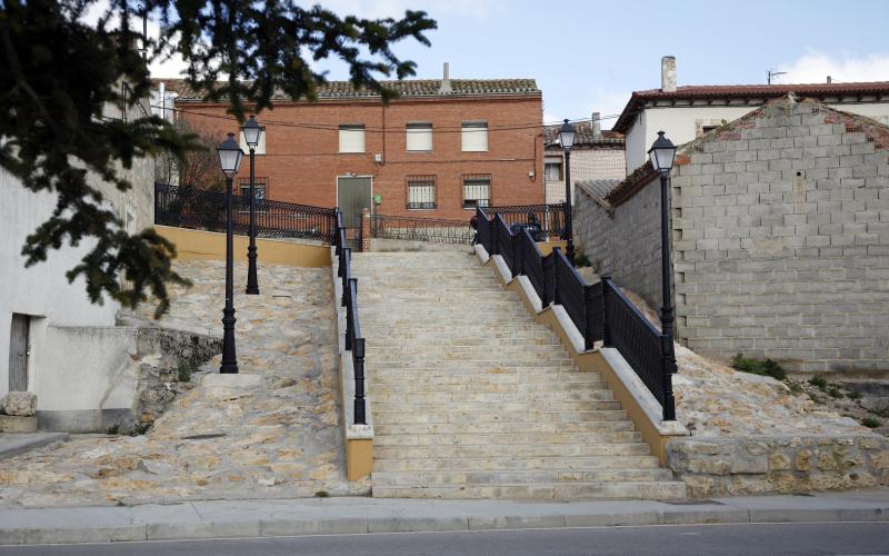 Calle con escaleras de Santa Cecilia del Alcor