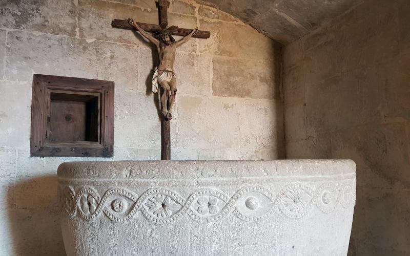 Detalle pila bautismal y Cristo Crucificado