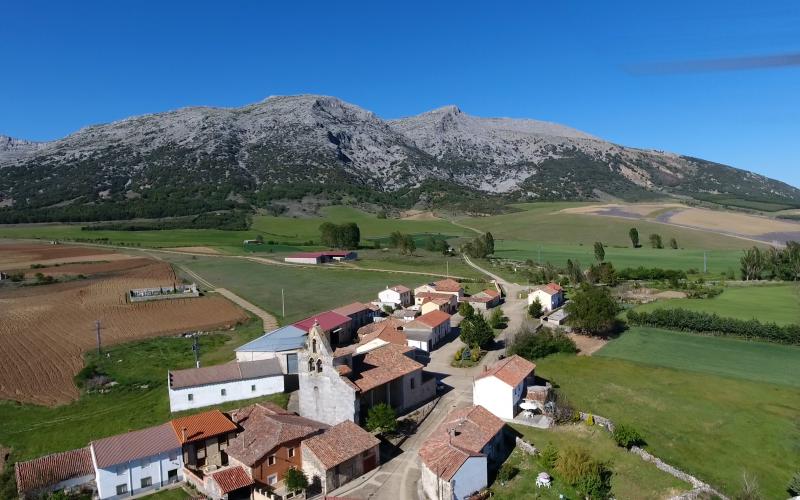 Traspeña de la Peña con montañas al fondo