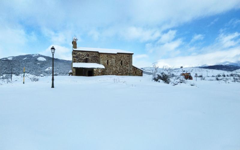 Iglesia Iglesia de Nuestra Señora de la Asunción bajo la nieve