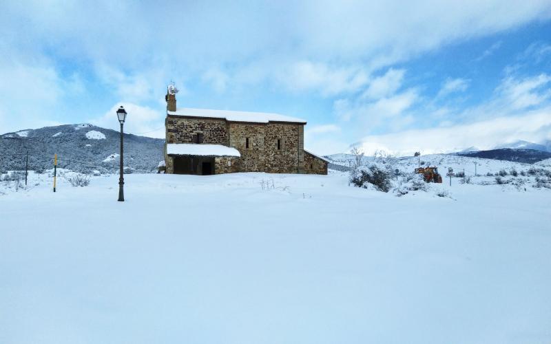 Iglesia Iglesia de Nuestra Señora de la Asunción bajo la nieve