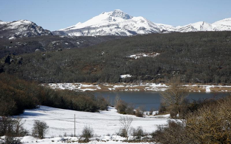 Panorámica de Vañes con el Curavacas al fondo