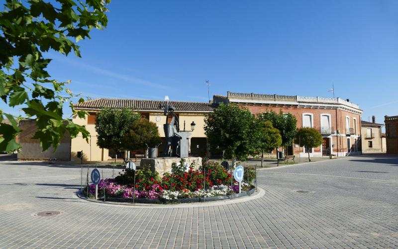 Monumento al Herrero de Mazariegos, Vía Verde Tren Burra