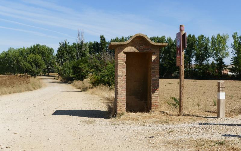 Garita y camino en la Vía Verde del Tren Burra