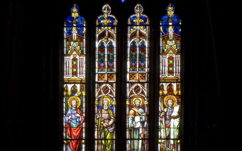 Detalle de una de las vidrieras de la catedral de San Antolín