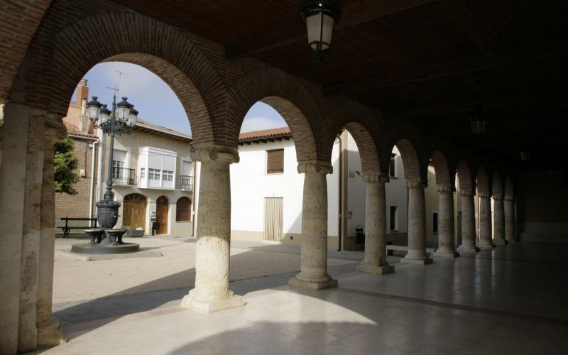 Plaza y galería porticada del Ayuntamiento de Villaumbrales